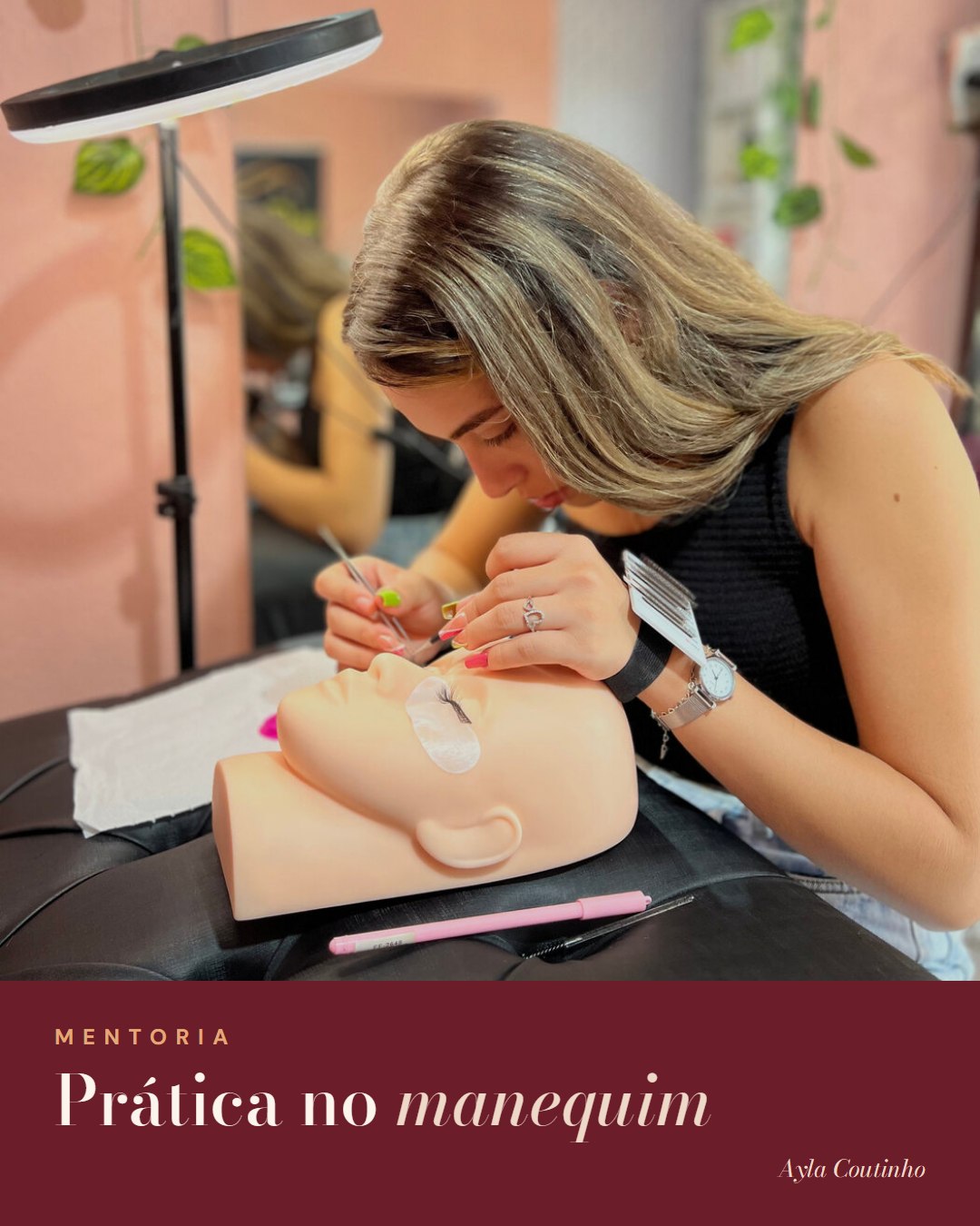 Aluna da mentoria praticando no manequim